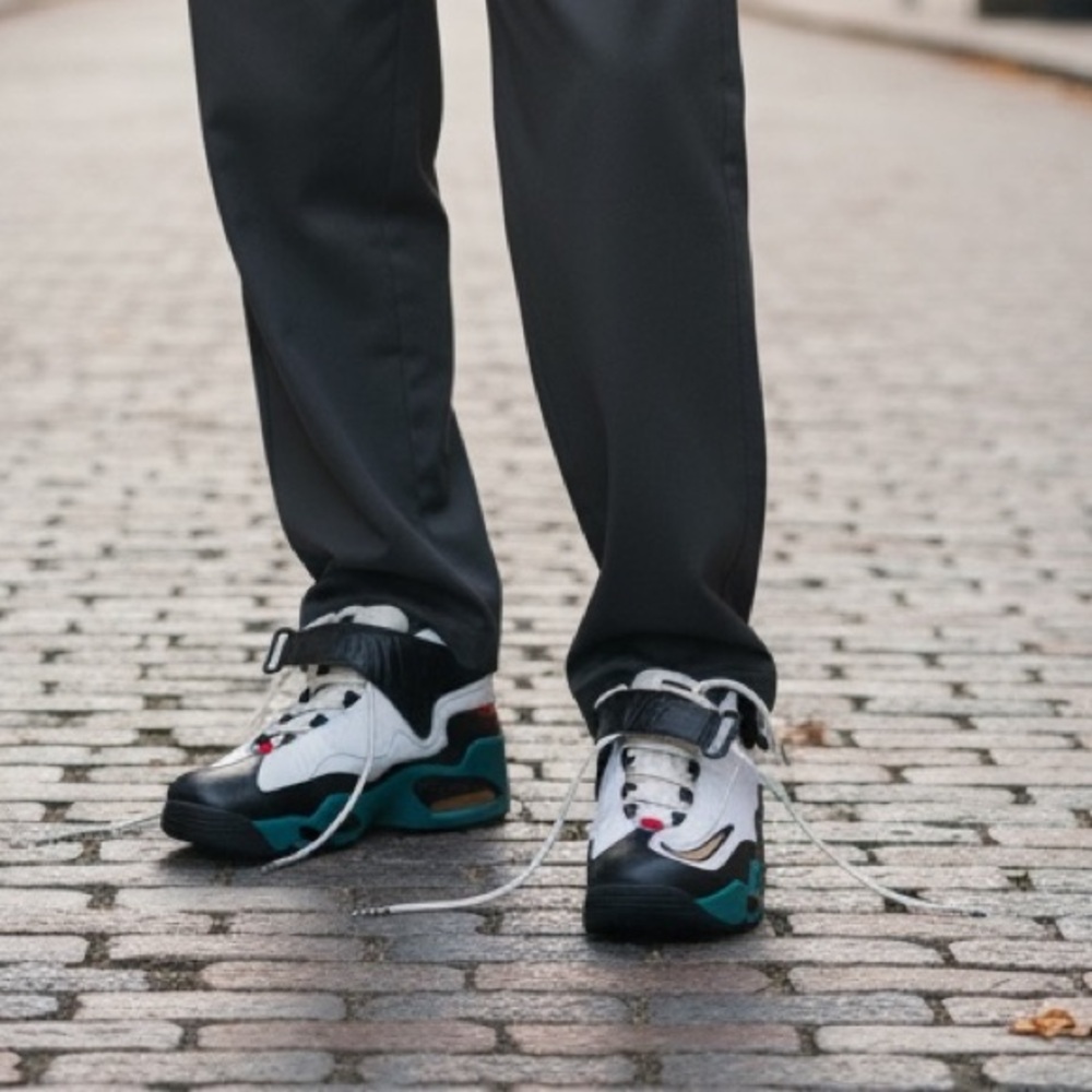 Nike retro athletic trainers with strap and teal/black/white color-blocking Sz 8